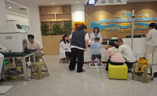 15.医疗公司“科学评估，助力成长”儿童义诊活动现场_副本.jpg